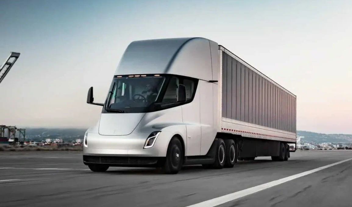 Обновленный дизайн электрогрузовика Tesla Semi